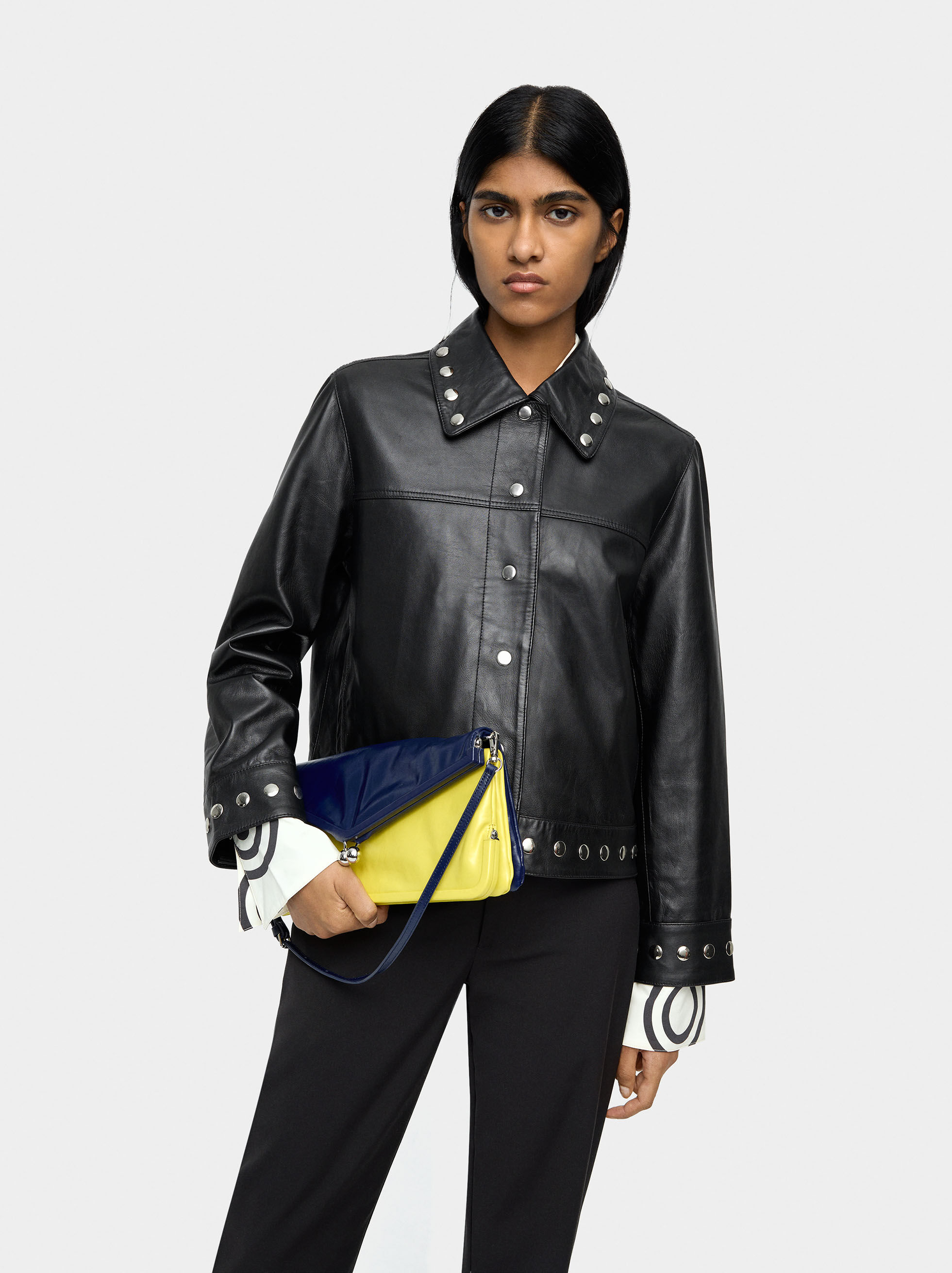 Manteau en fourrure avec clous