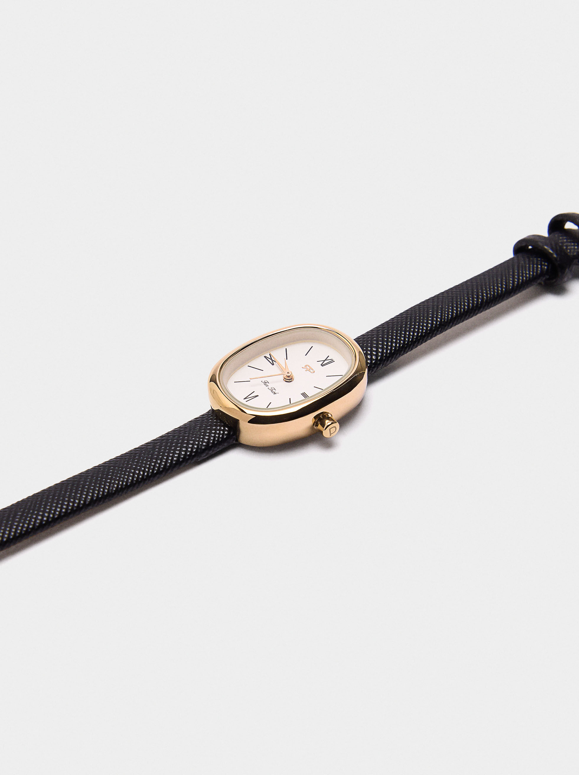 Montre ovale avec bracelet à texture