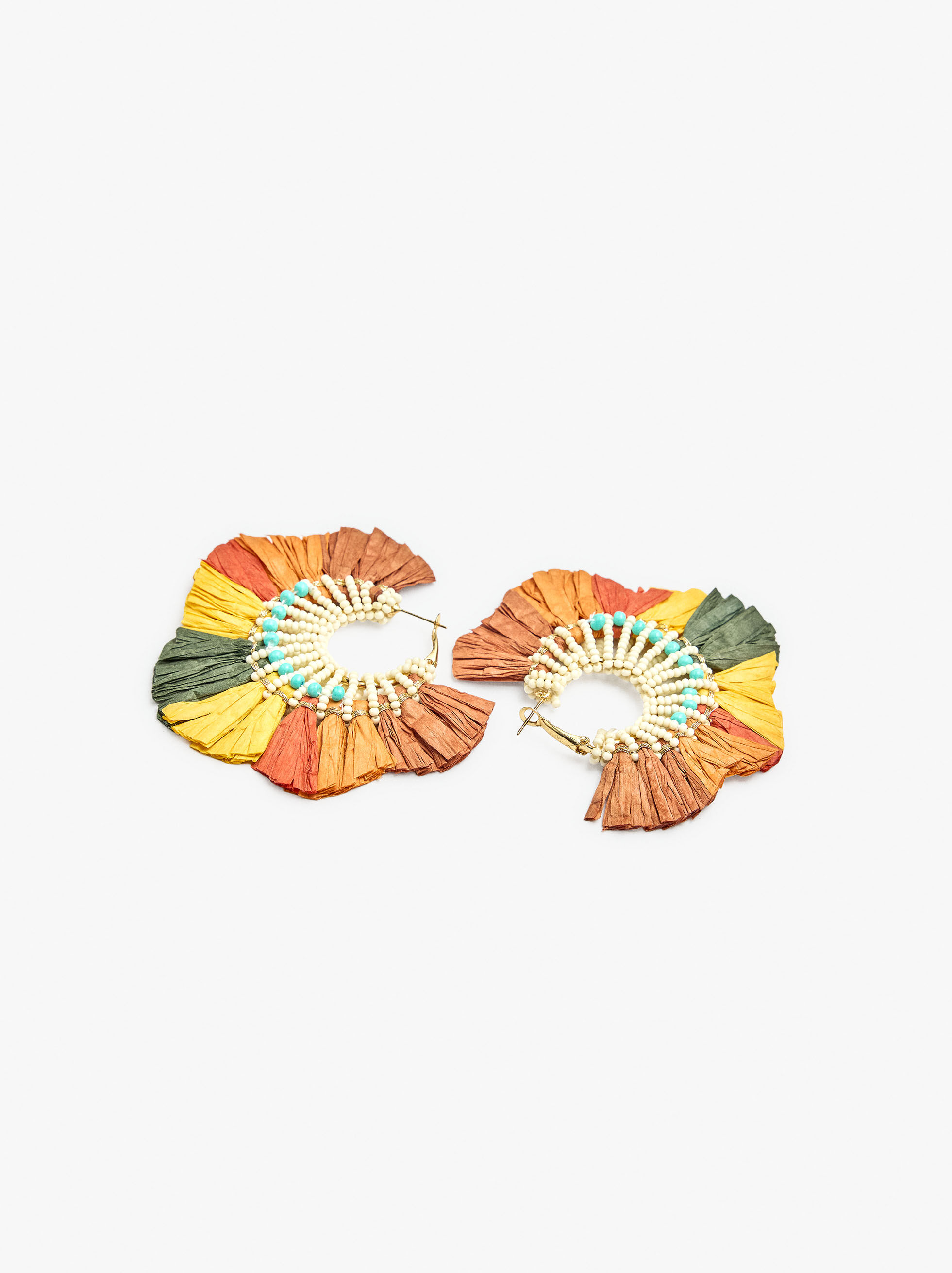 Boucles maxi avec perles de verre tressées et détails en paille multicolore sur le bord extérieur.