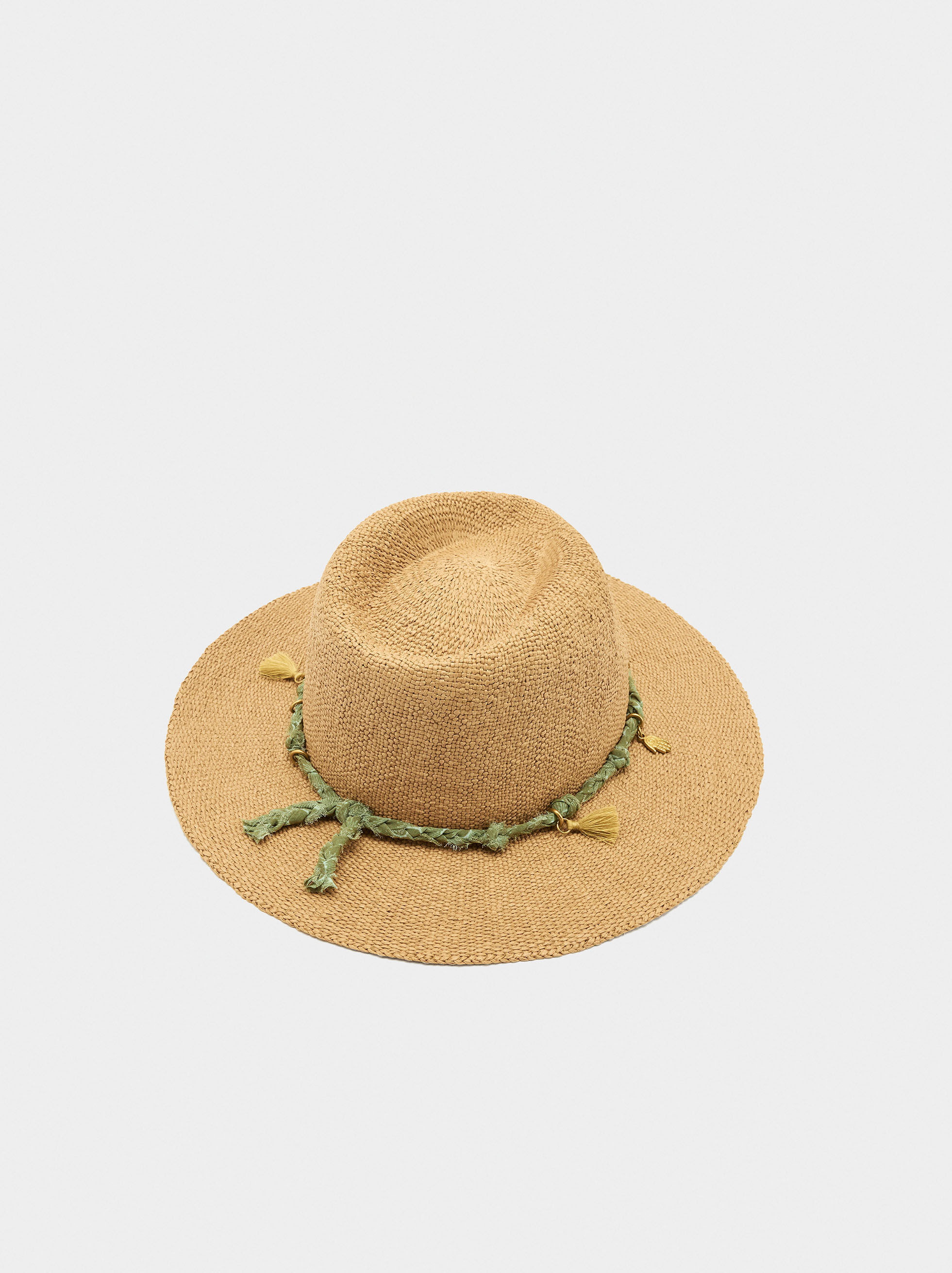 Chapeau effet paille avec cordon et breloques