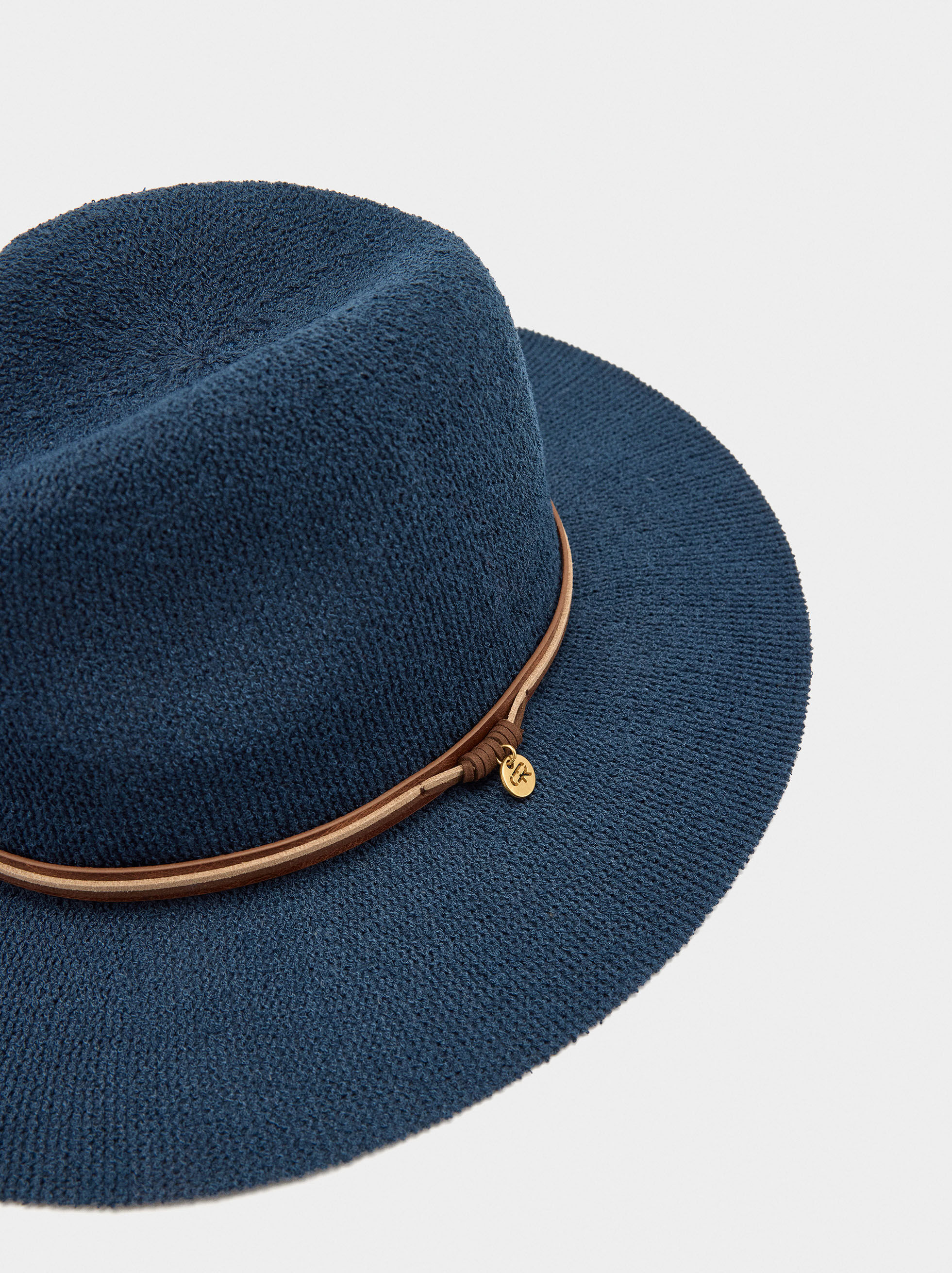 Chapeau en maille avec brides effet cuir