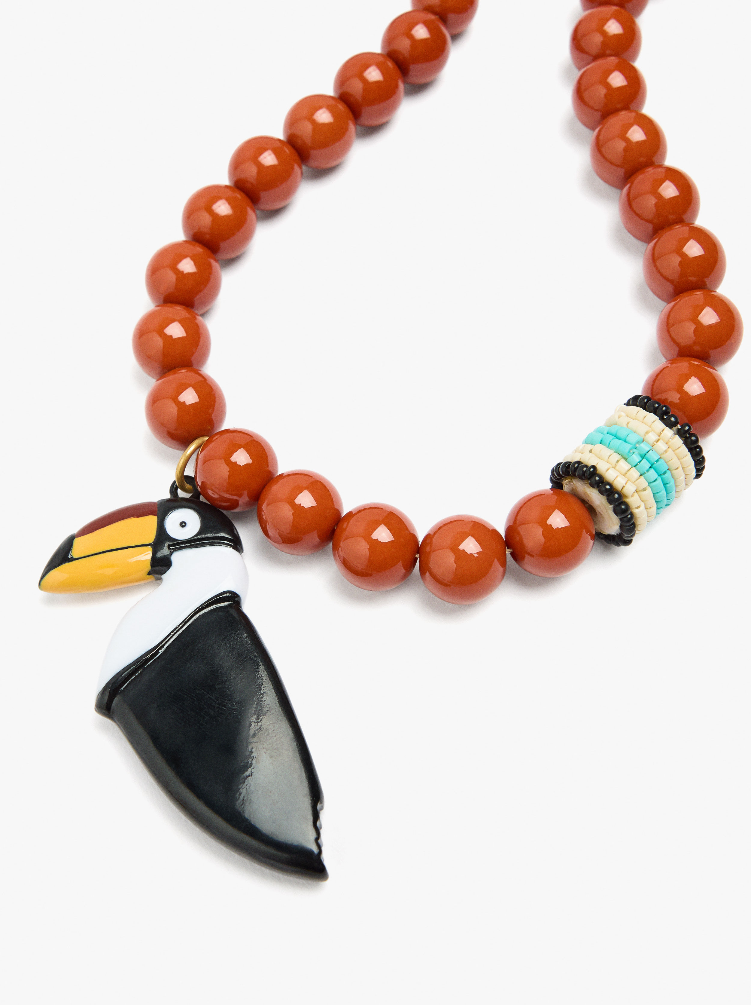 Collier court en perles suspendues en forme d'oiseau