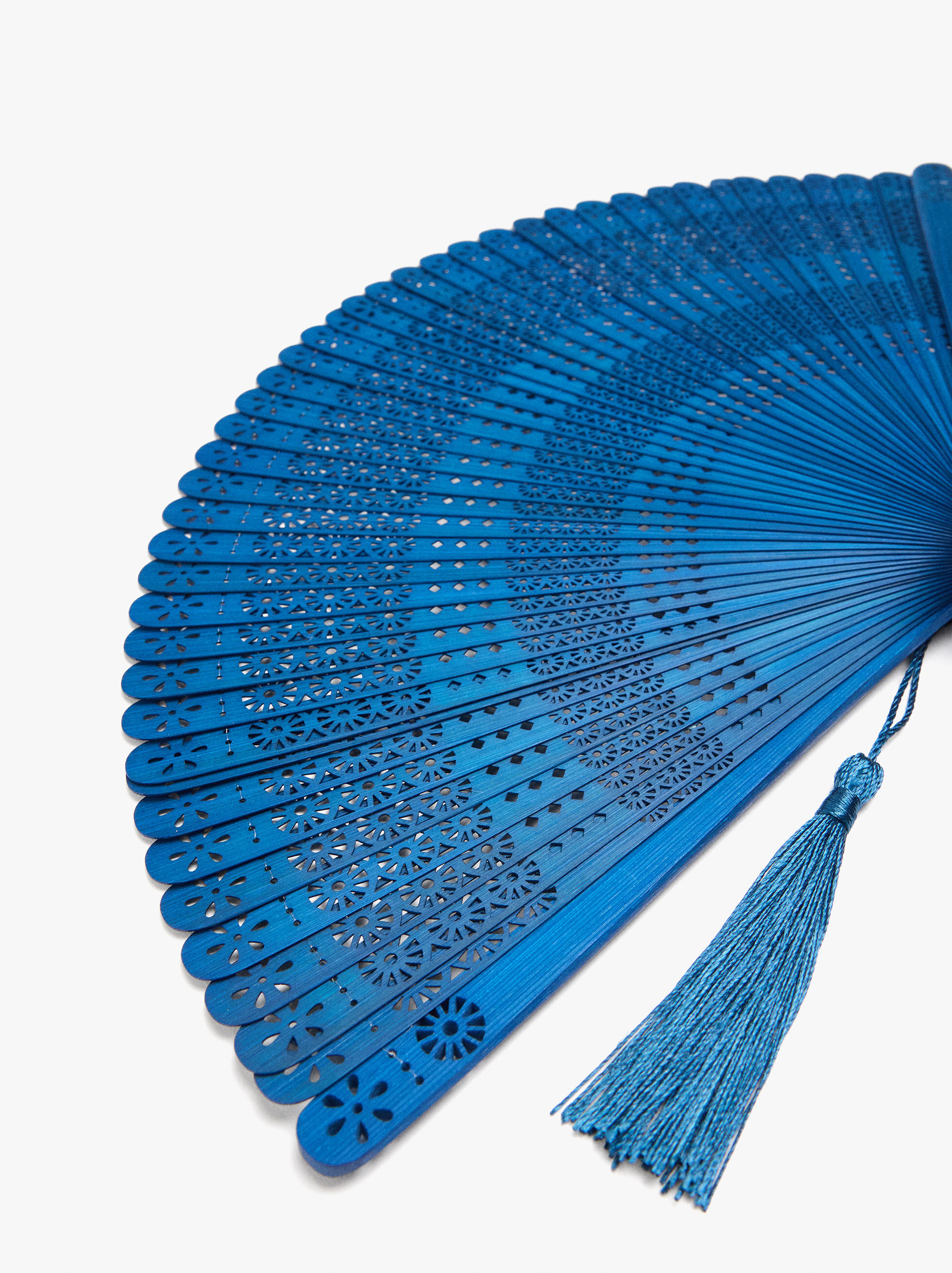 Éventail en bambou avec des perforations