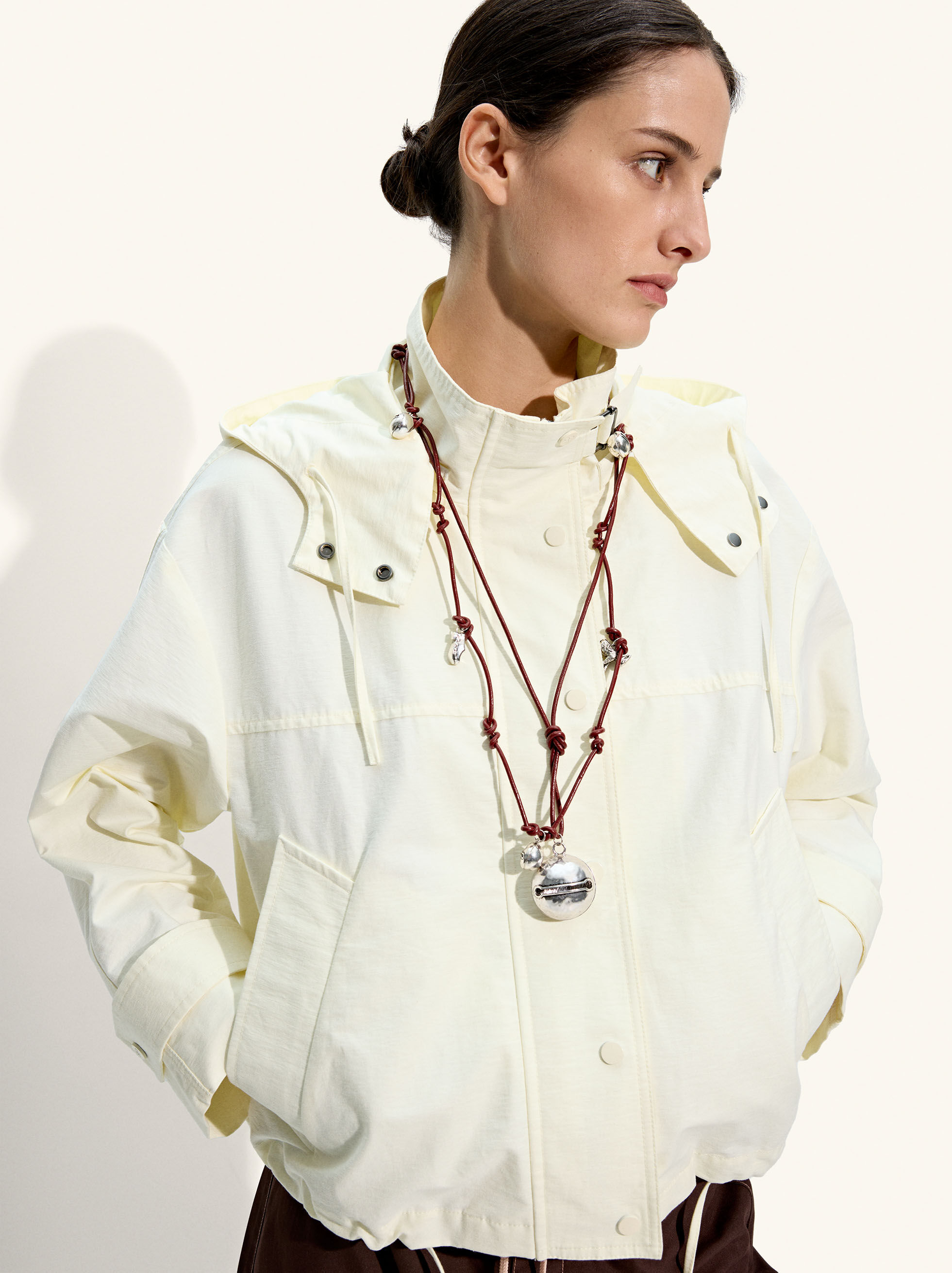 Manteau à capuche et col montant