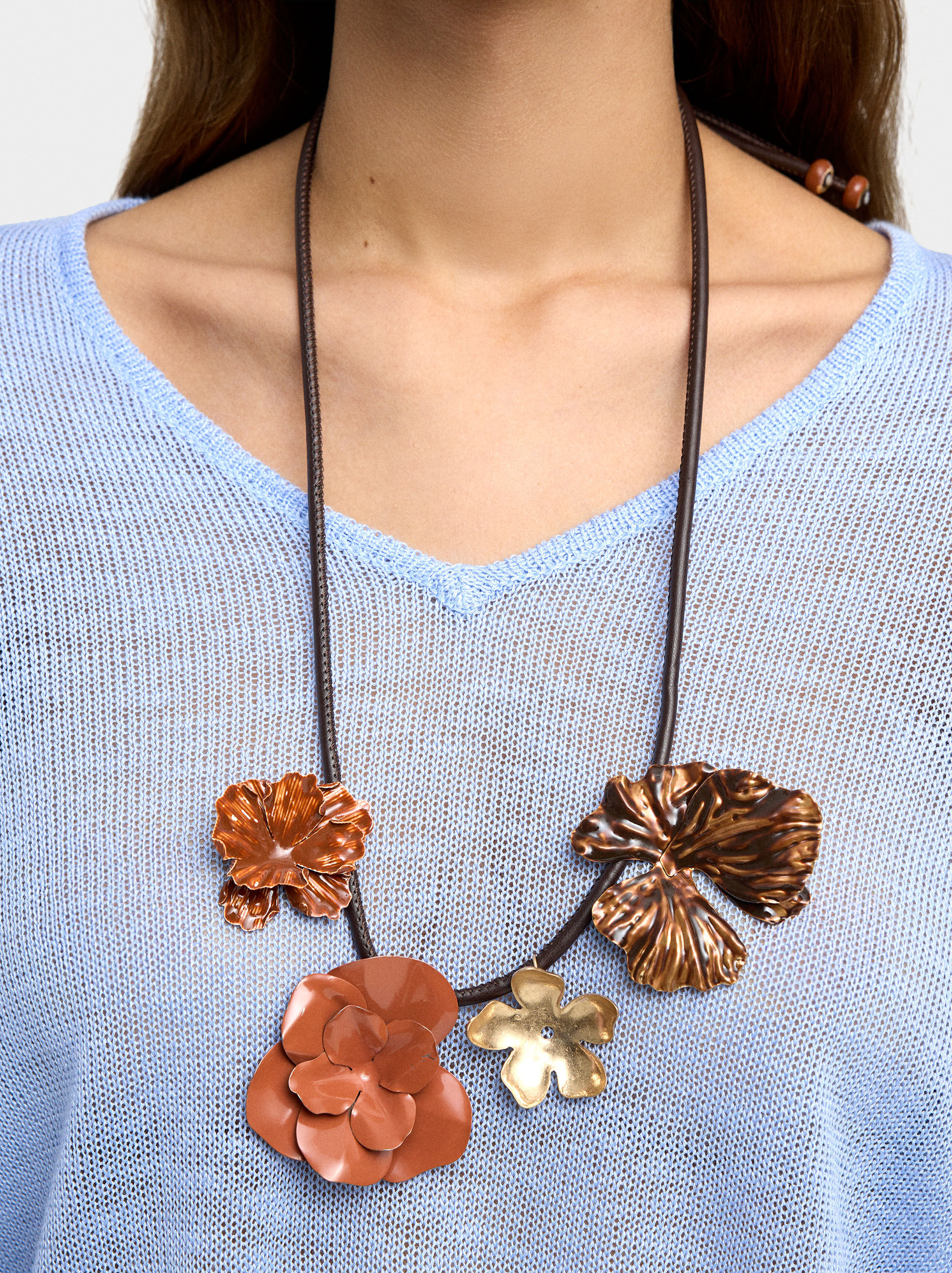 Collier à chaîne avec fleurs émaillées