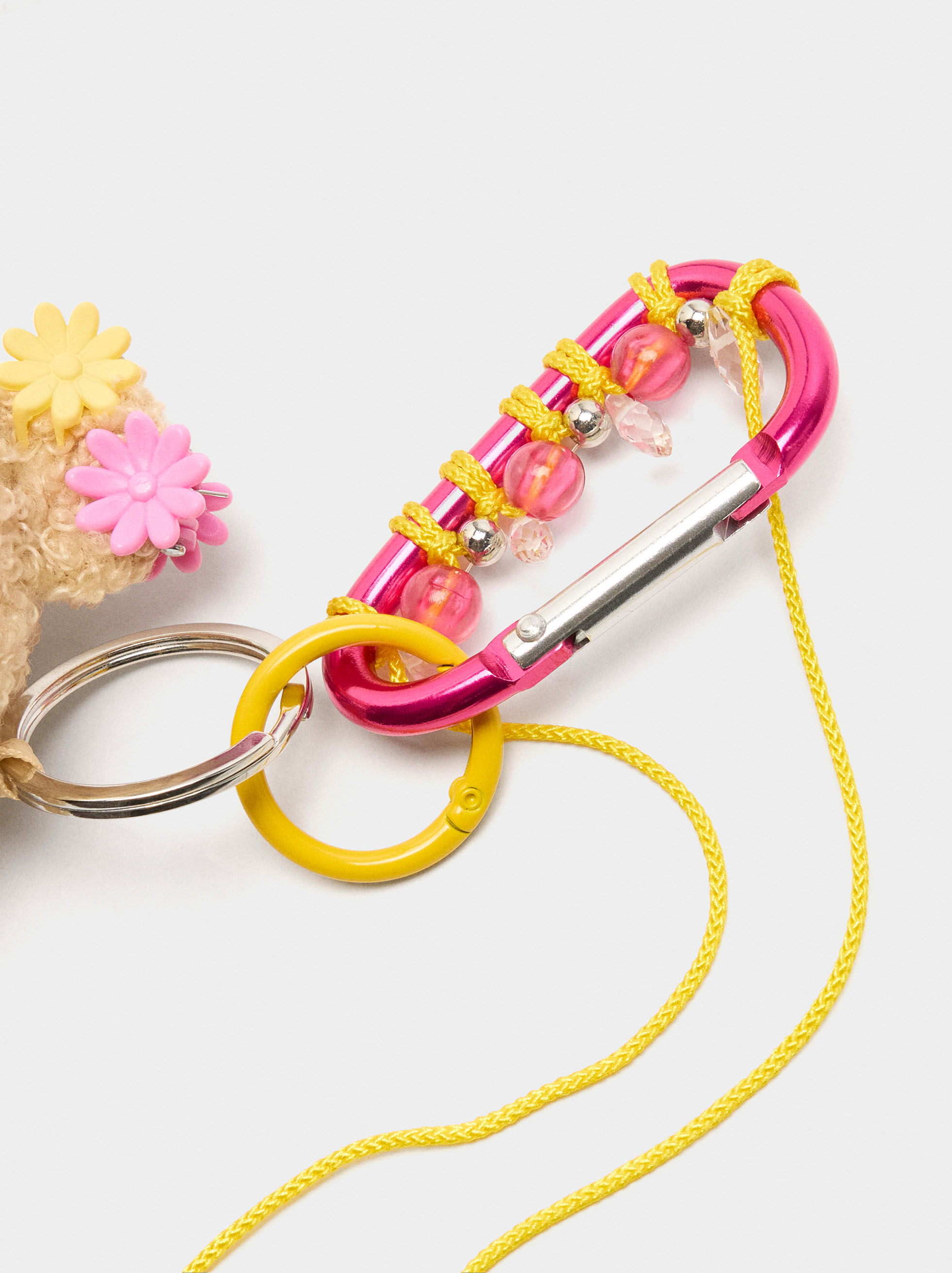 Porte-clés en forme de ourson avec valise et écouteurs