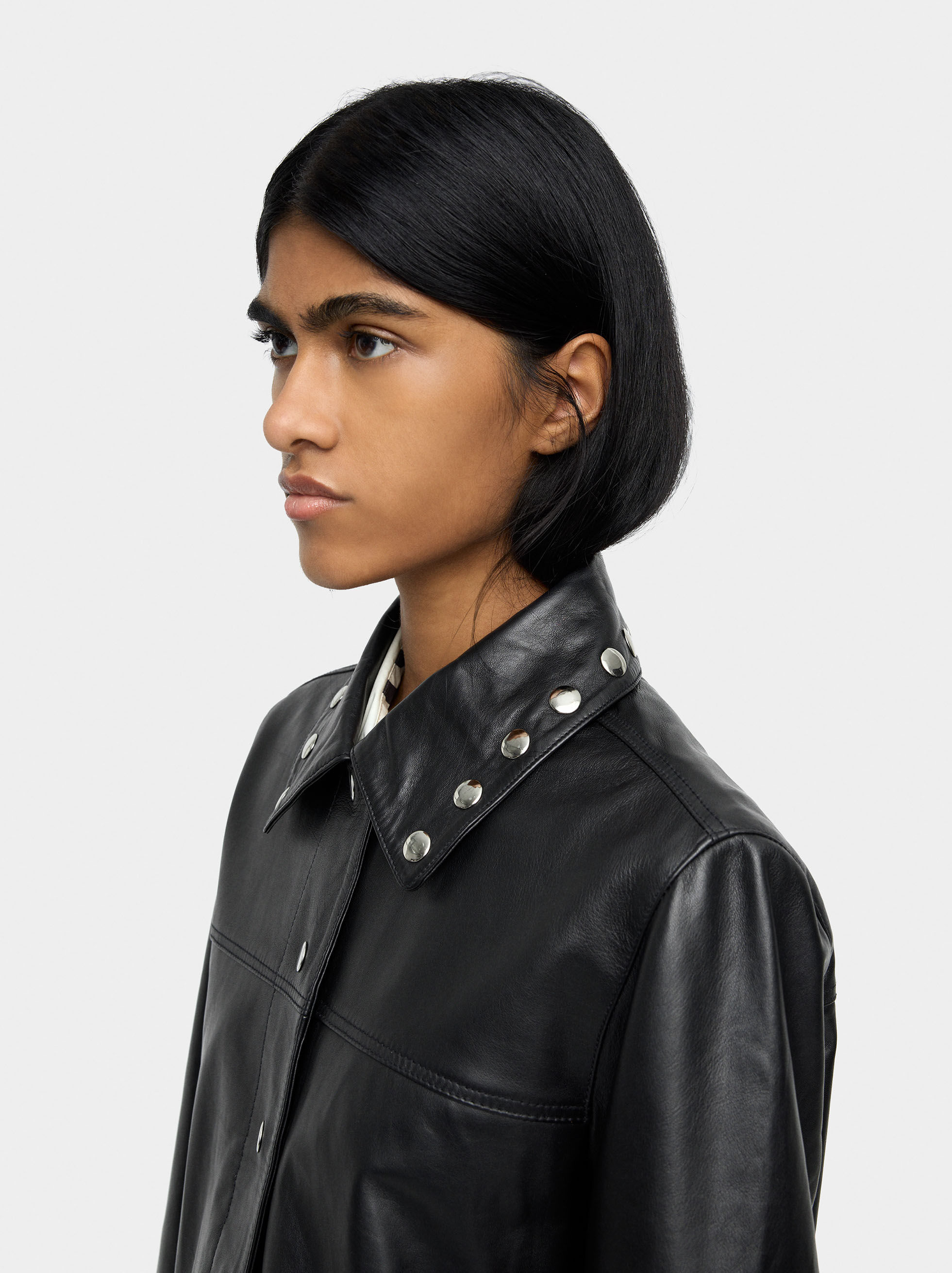 Manteau en fourrure avec clous