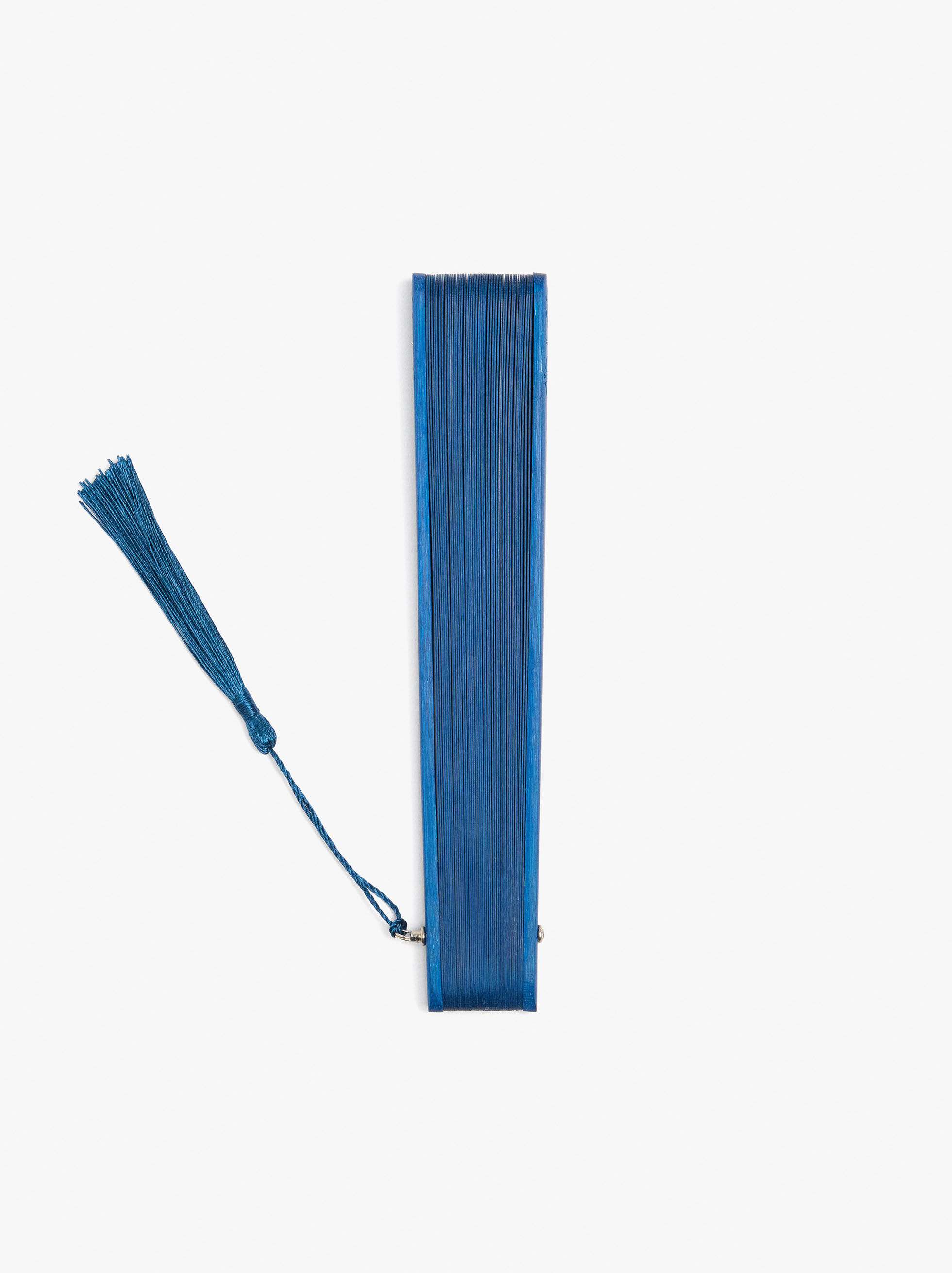 Éventail en bambou avec des perforations