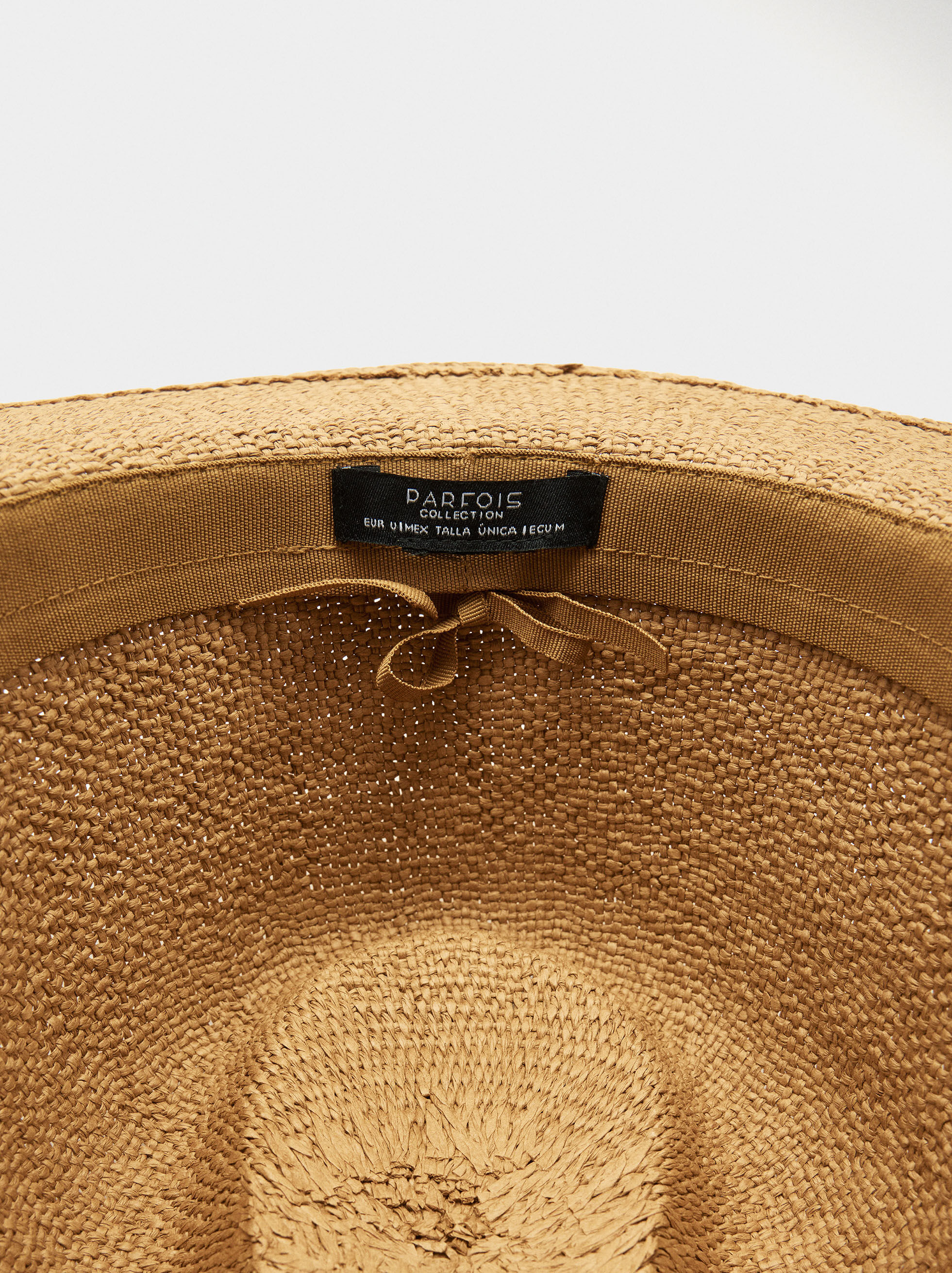 Chapeau effet paille avec cordon et breloques