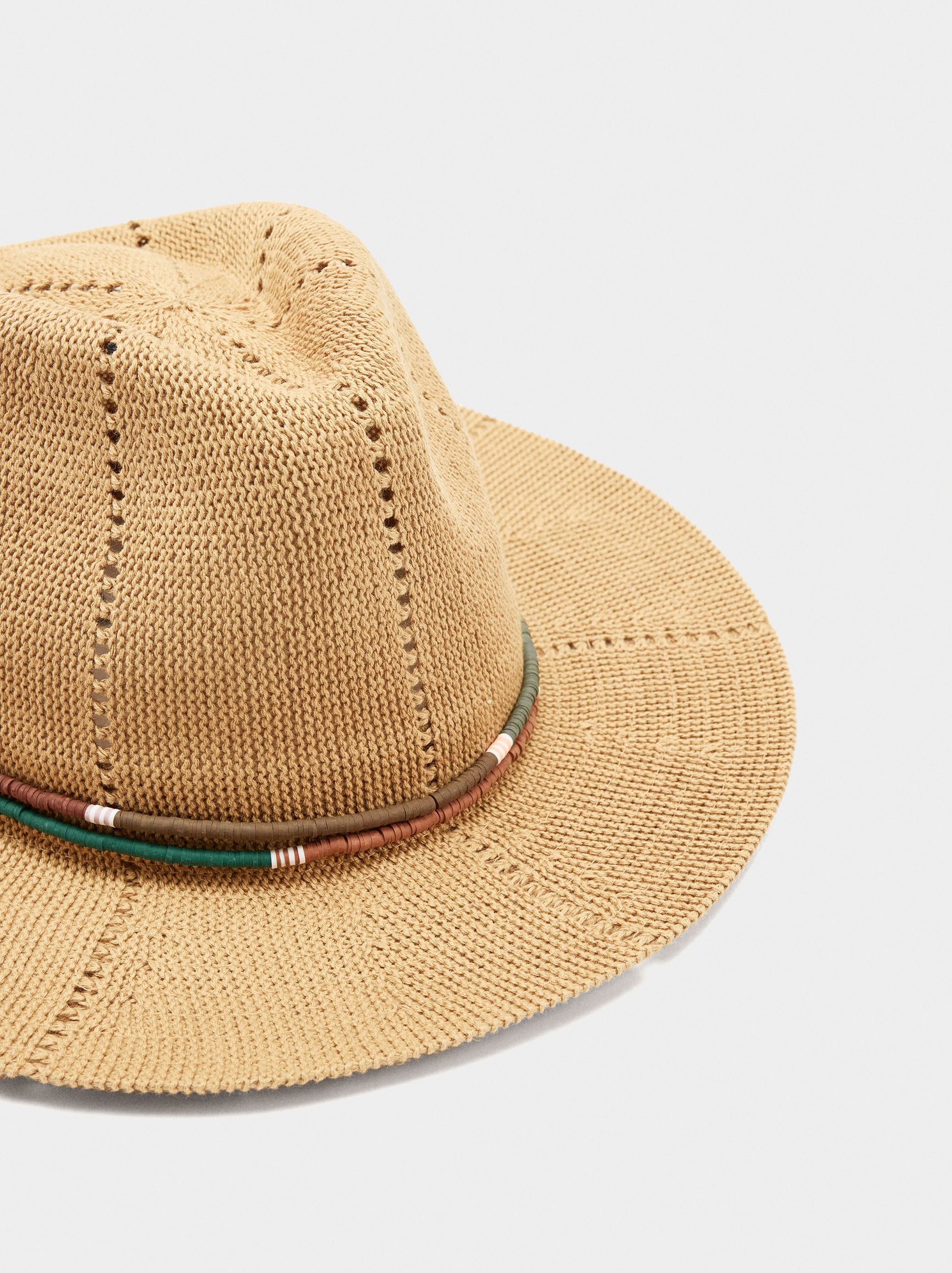 Chapeau en maille avec détail de perles