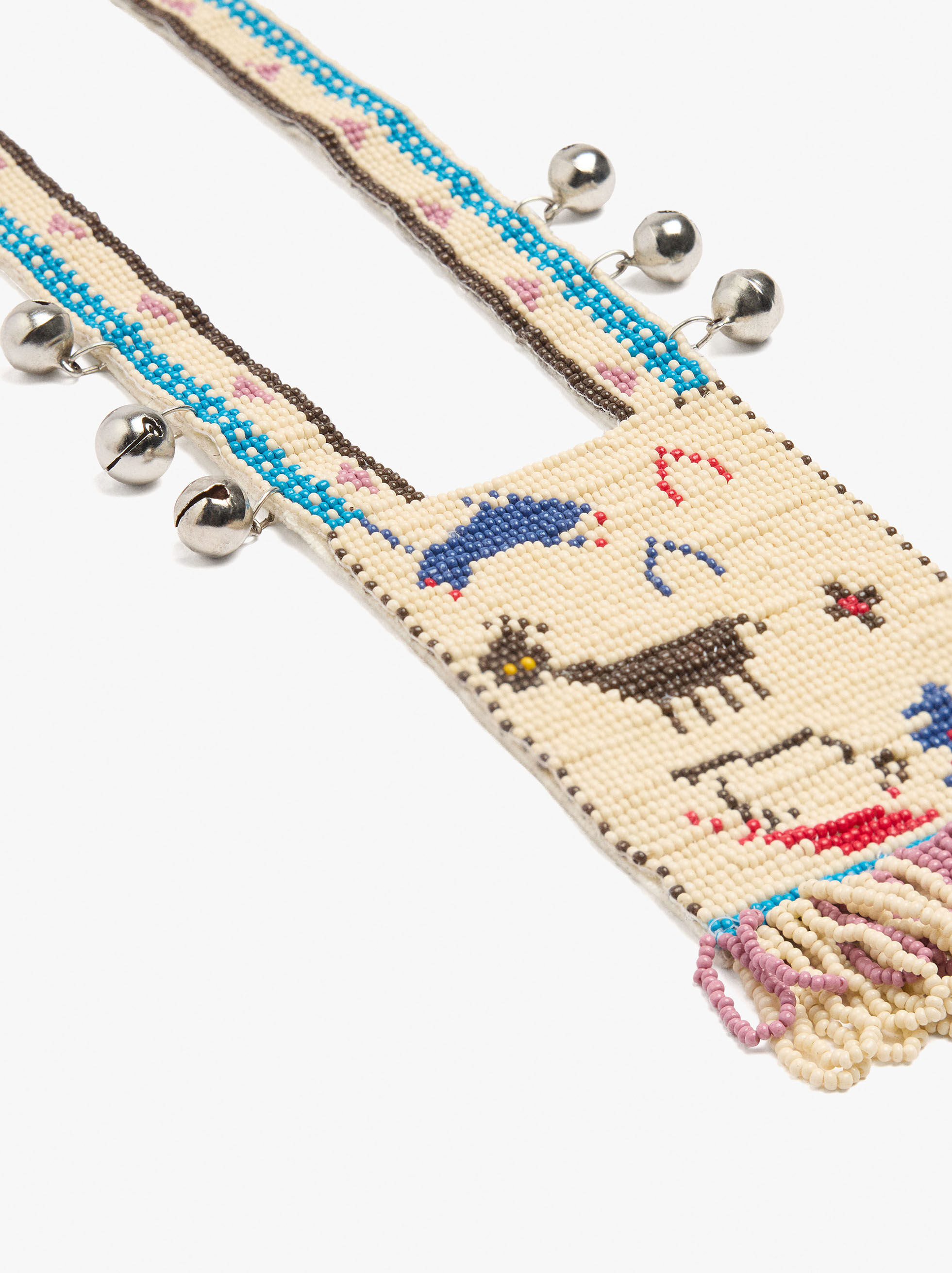 Collier long avec perles et grelots