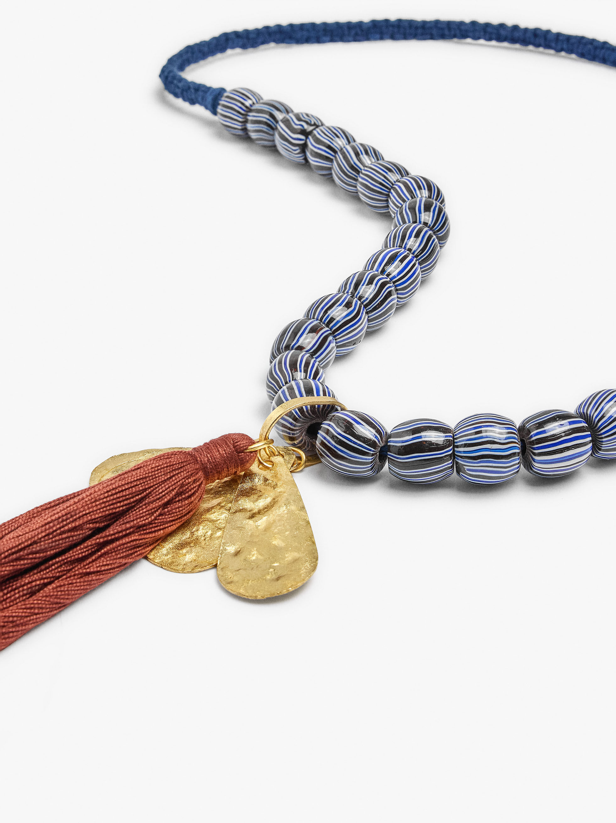Collier avec perles en verre suspendues en pompon