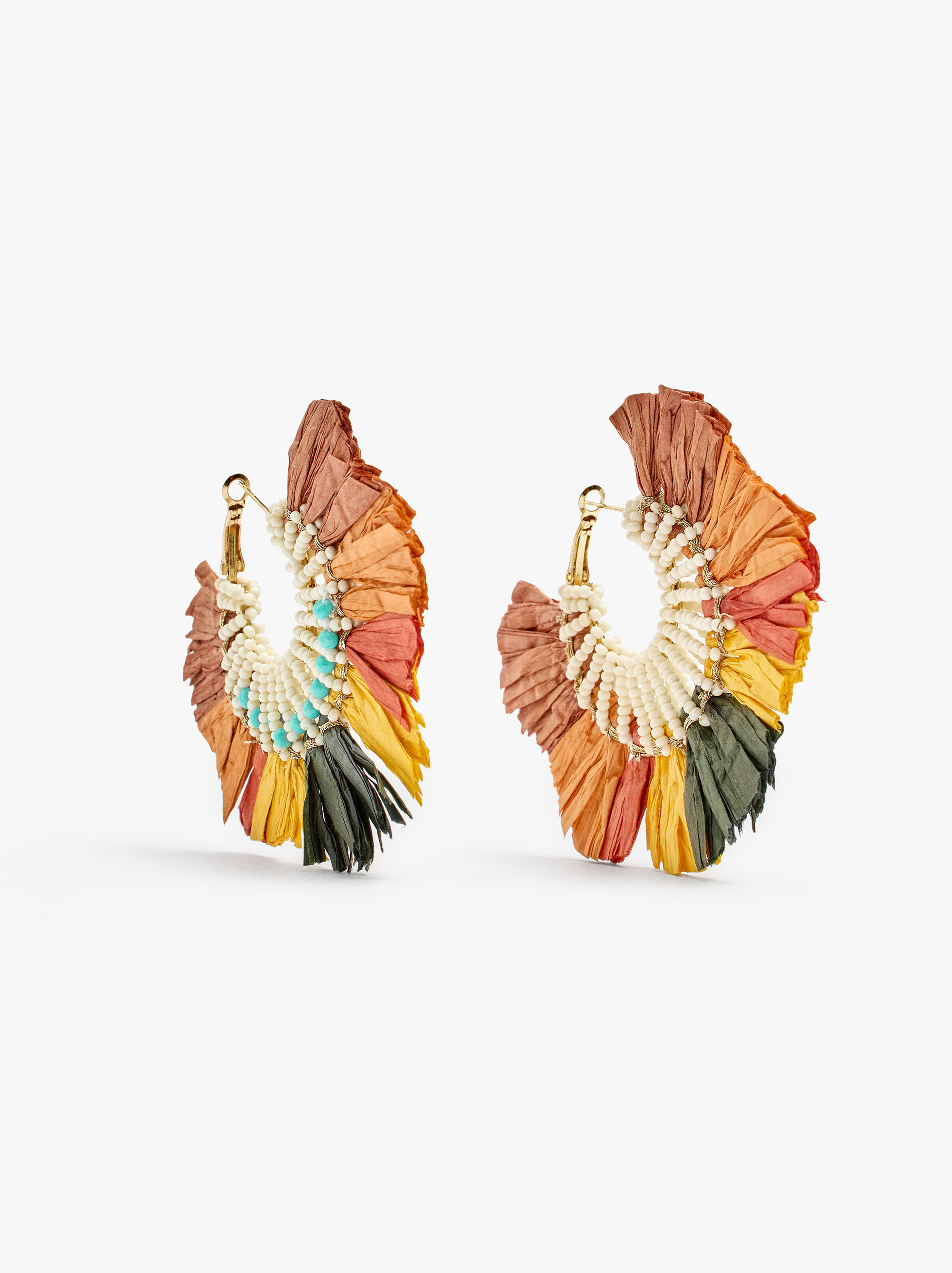 Boucles maxi avec perles de verre tressées et détails en paille multicolore sur le bord extérieur.