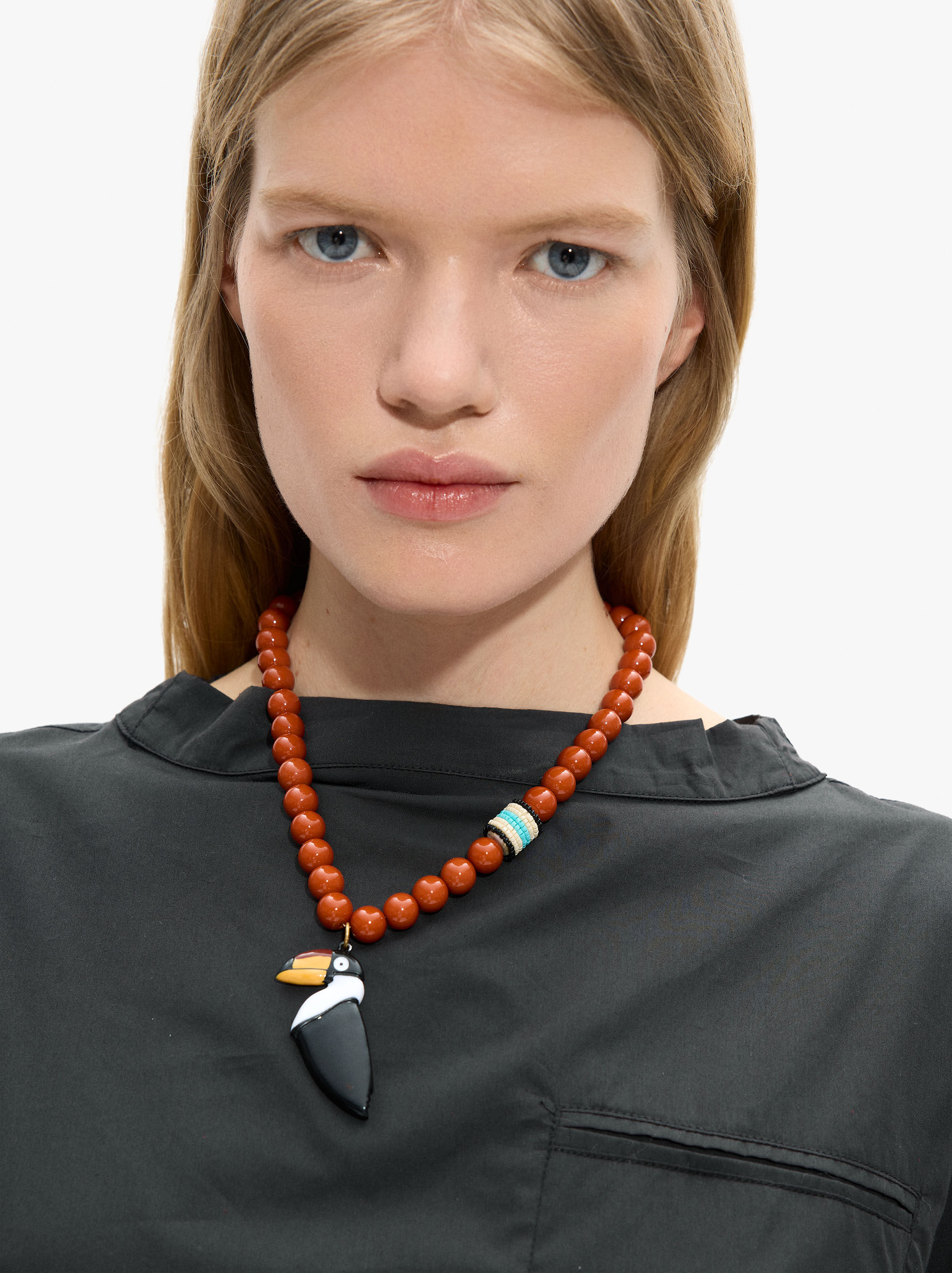 Collier court en perles suspendues en forme d'oiseau