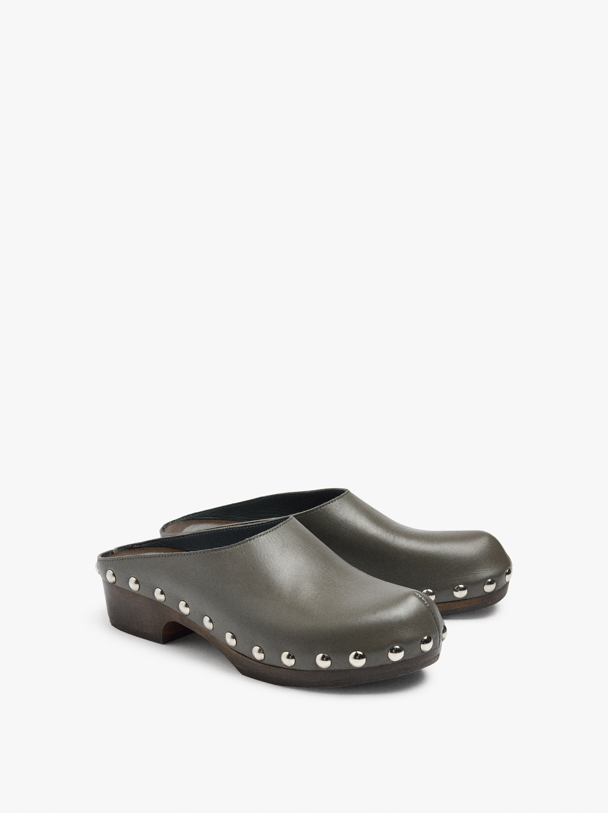 Sabots en cuir avec clous