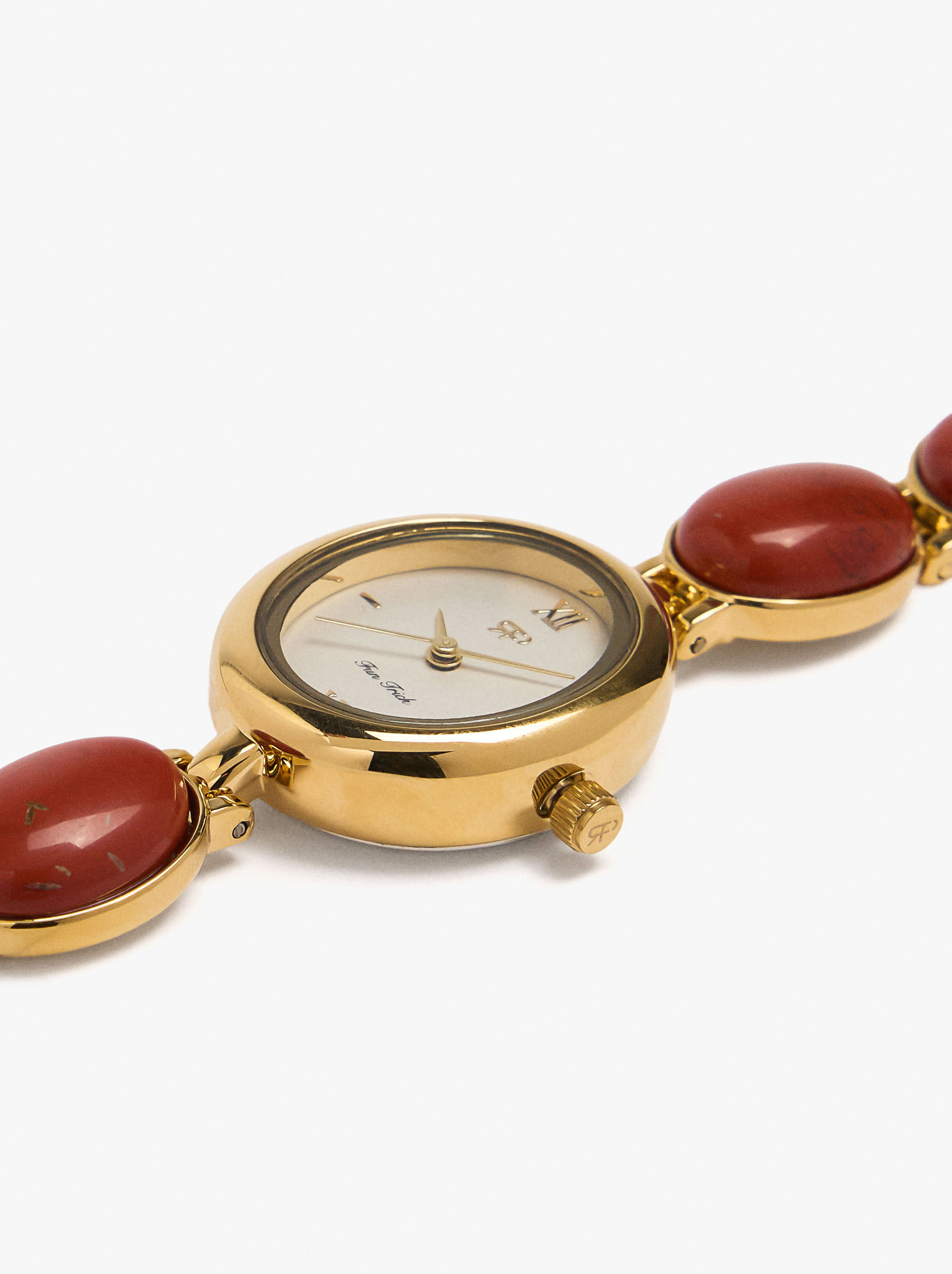 Montre ovale avec bracelet de pierres