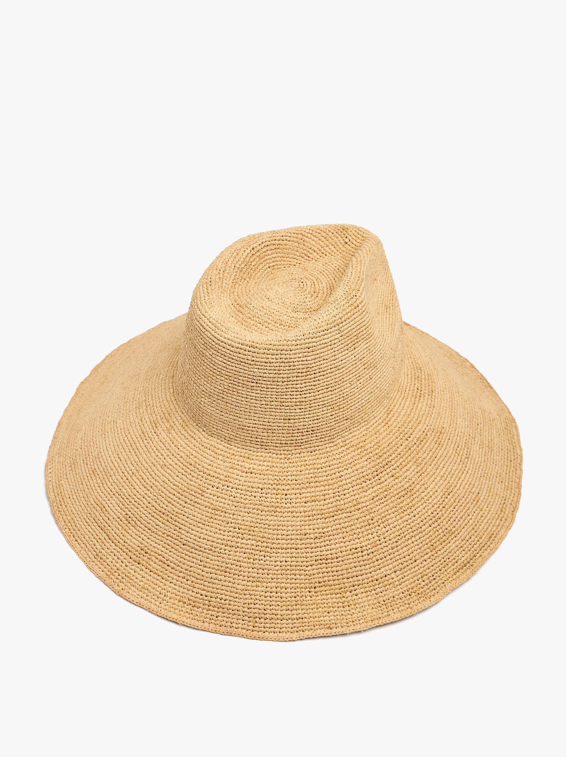Chapeau à large bordes de paille