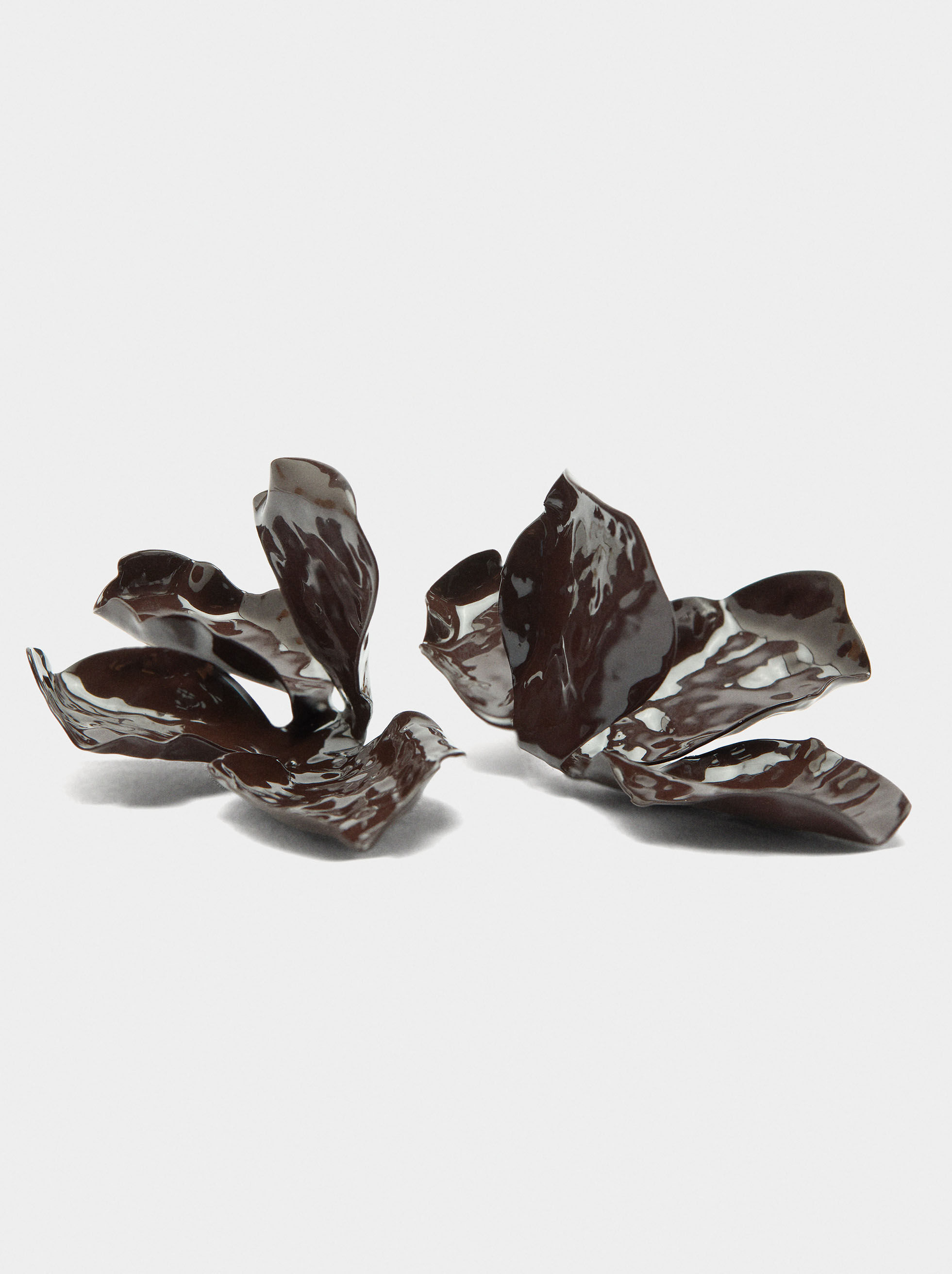 Boucles d'oreilles en forme de demi-fleur relief