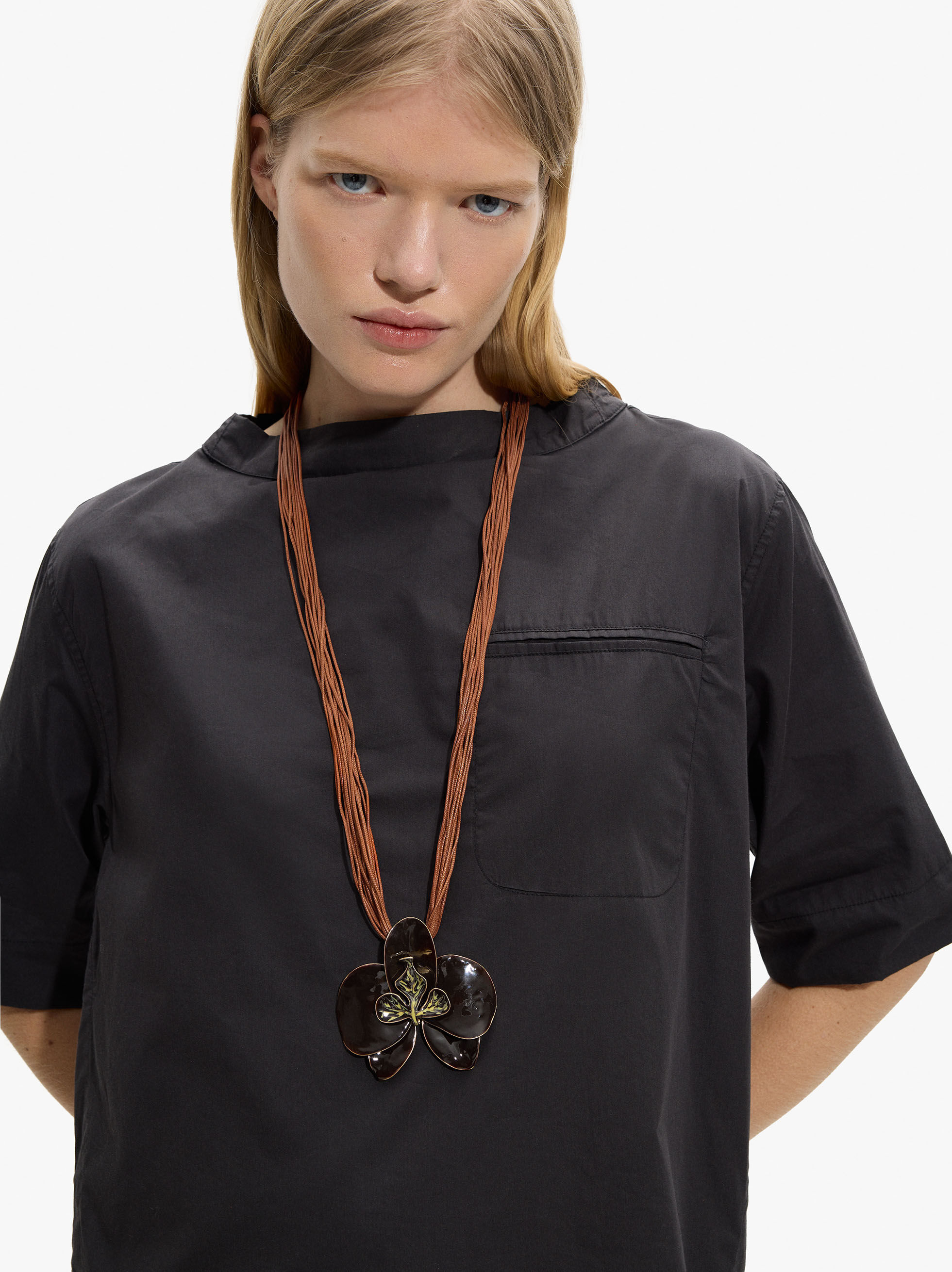 Collier multicolore avec pendentif floral