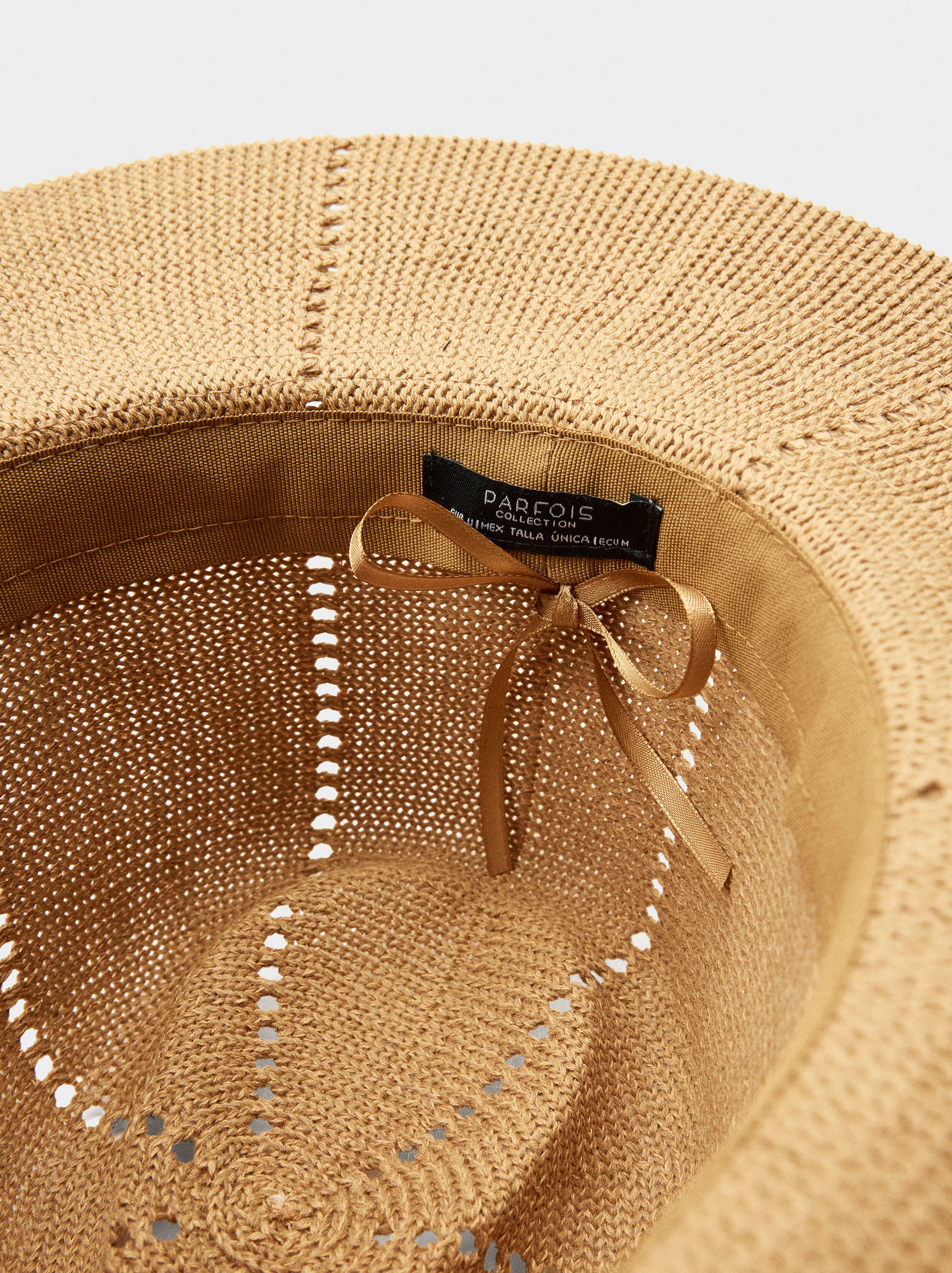 Chapeau en maille avec détail de perles