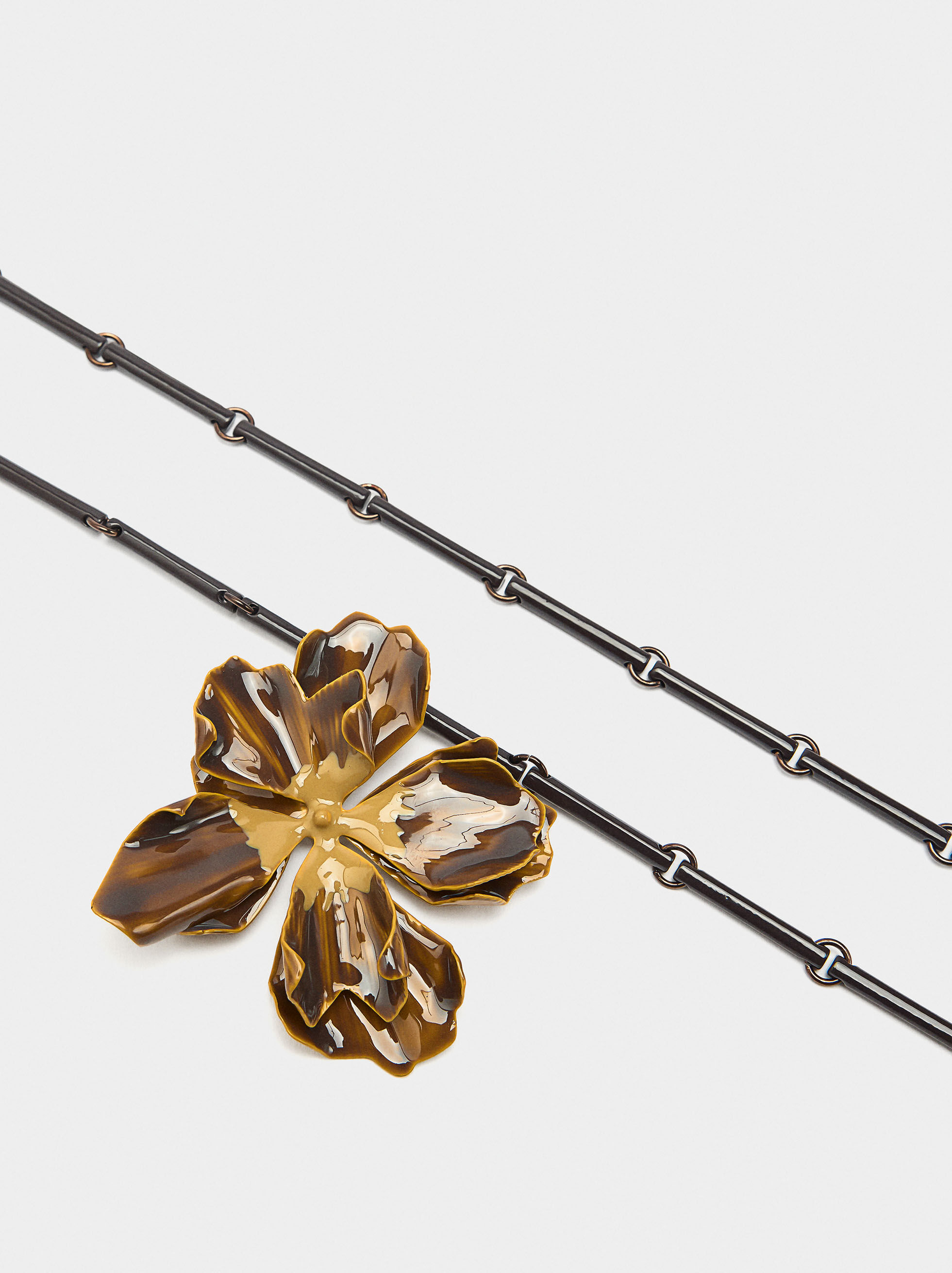 Collier court double avec fleur